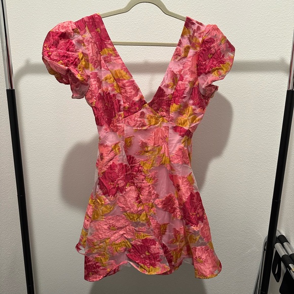 NEW Showpo Brailey Jacquard Mini Dress in pink floral. NWT US Size 6 - Picture 3 of 5